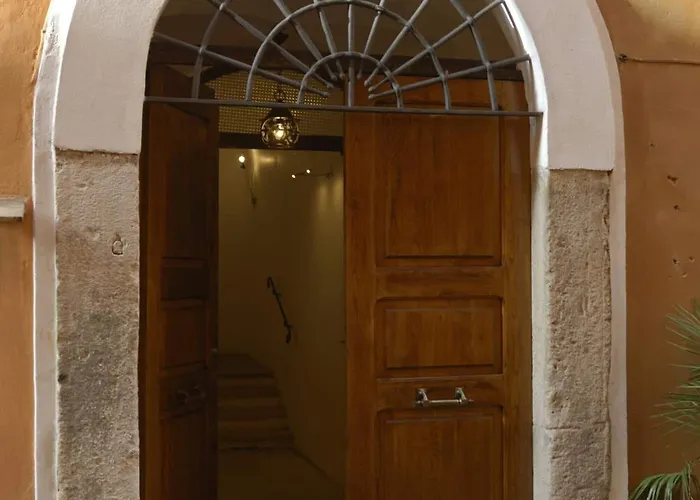 Vicolo Del Lupo 4* Roma